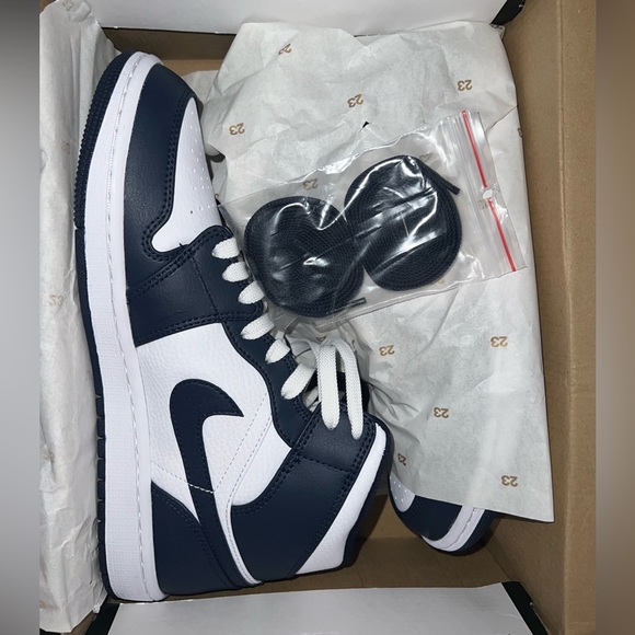 Jordan 1 Mid - Picture 1 of 2